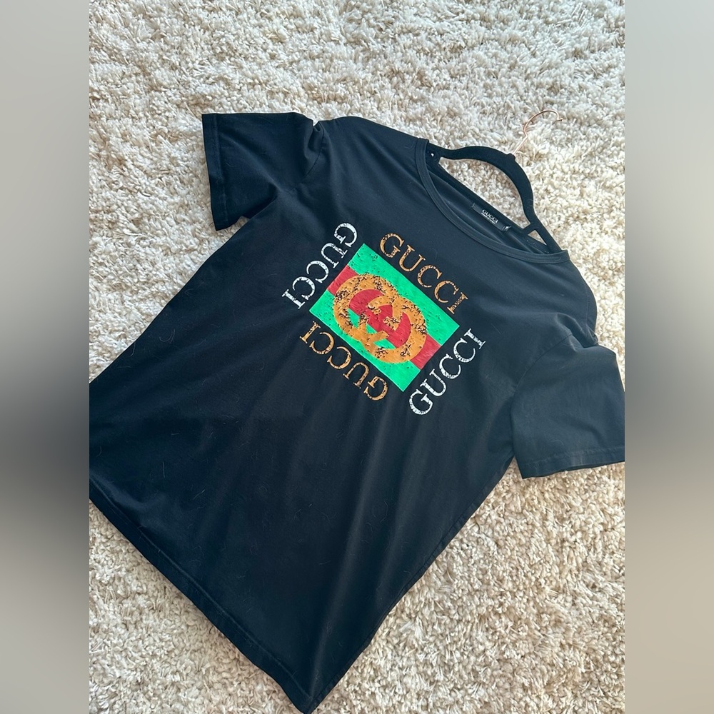 Gucci tee shirt - black with gold logo. Size Medium